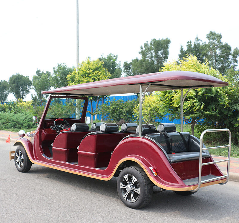 Xe điện kiểu dáng cổ màu đỏ